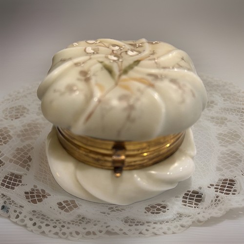 Antique wave crest milk - wave,